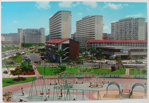 The playground with Lorong 4, the Lorong 4 market, and Lorong 3 in the background (scan of a postcard courtesy of David Jess James - On a Little Street in Singapore).