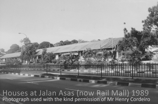 The row of single storey houses straddling Jalan Asas in 1989. The houses have since been converted into The Rail Mall. 