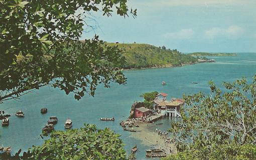 A postcard of Kusu Island at low tide, showing the smaller rocky outcrop on which the Tua Peh Kong Temple is, from the larger side (posted by Yun Xin on the Facebook Group 'On a little street in Singapore').   