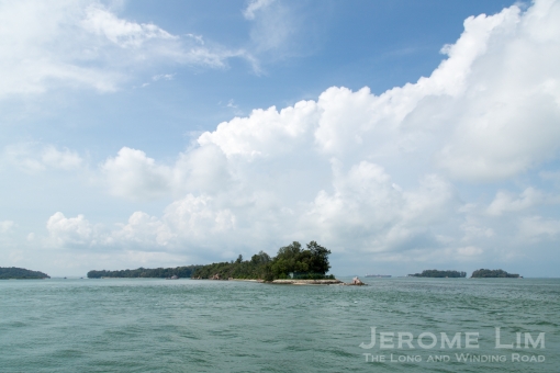 Another view of Tekukor a.k.a. Penyabong, Sisters' Islands can be seen to its south-west. The channel on the west of the island, Sisters Fairway is also known as Selat Tanjong Hakim.