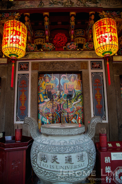 A view of the central door and the door gods.