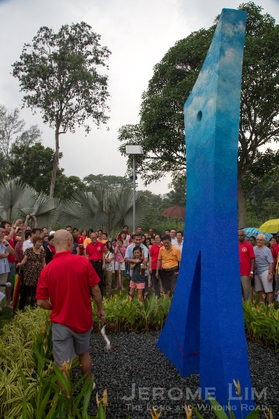 Taking aim to unveil Oh Chai Hoo's sculpture, which takes the shape of teh Chinese character for a person.